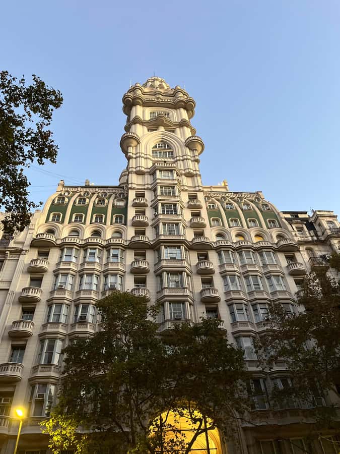 100% History and architecture of Buenos Aires - Walking Avenida de Mayo for one focused hour