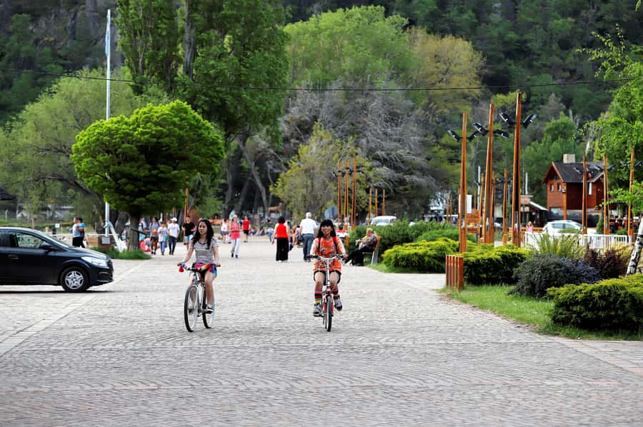 Bariloche: 7 Lakes & San Martin de Los Andes Road Trip - San Martín de los Andes beside Lake Lacar