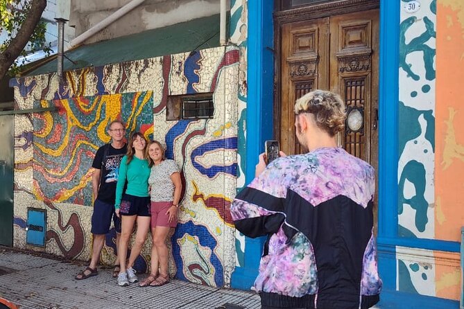 Bike Tour: Urban Art in Buenos Aires - El Galpón de Catalinas begins with community art