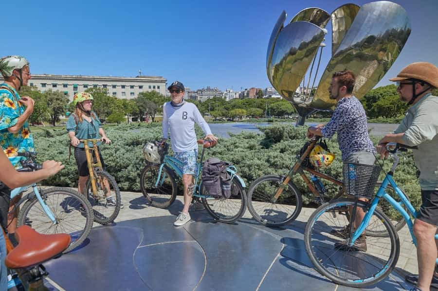 Buenos Aires: Biking Tour - The southern route: San Telmo, La Boca, Plaza de Mayo, and Puerto Madero