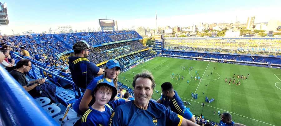 Buenos Aires: Boca Juniors Game with Transport & Local Guide - The pre-match meeting with a Boca fan