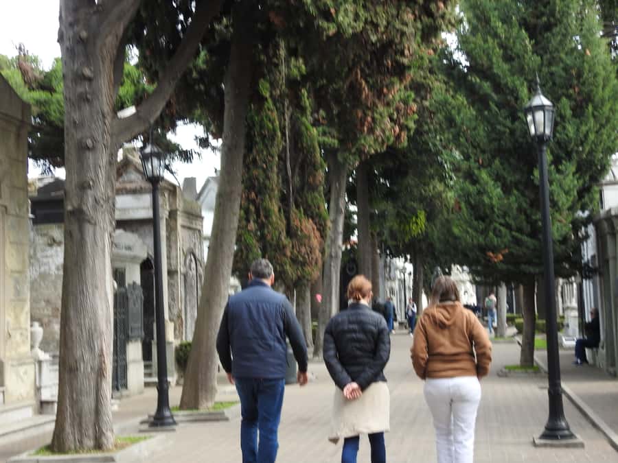 Buenos Aires: City Highlights Guided Tour with Transfer - The guides are the main strength