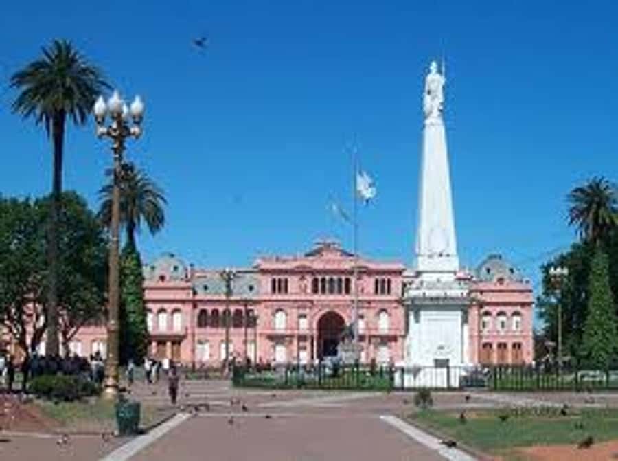 Buenos Aires City Tour with Luxury Lunch - Plaza de Mayo and the city’s political heart