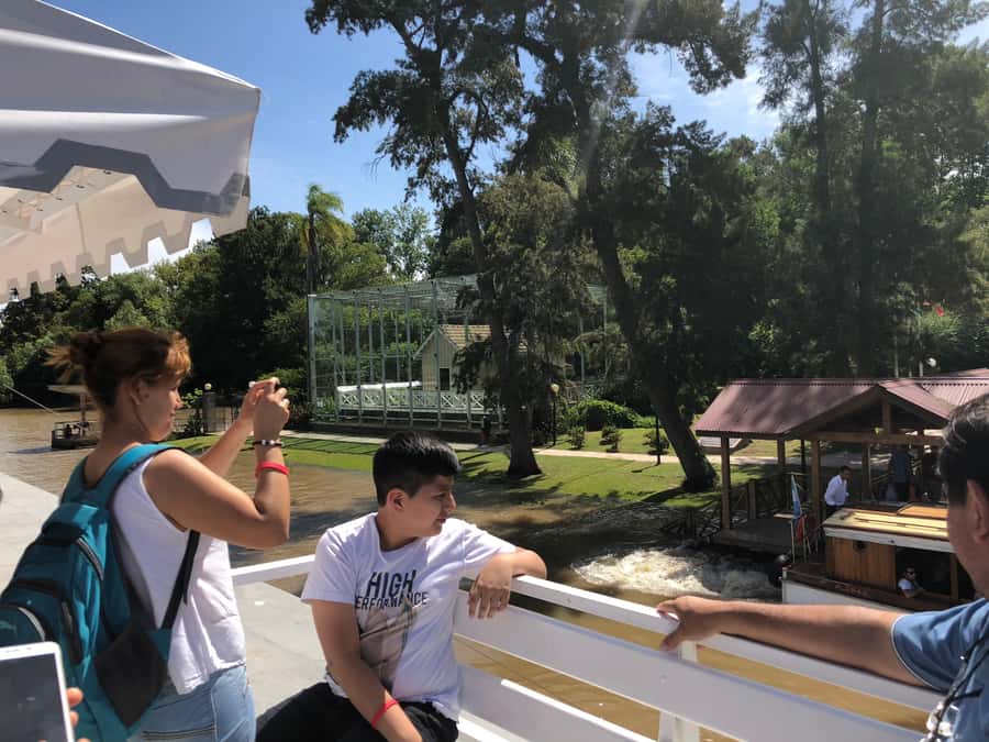 Buenos Aires: Classic Private Delta Tigre Boat Tour - Island homes and an everyday view of the delta