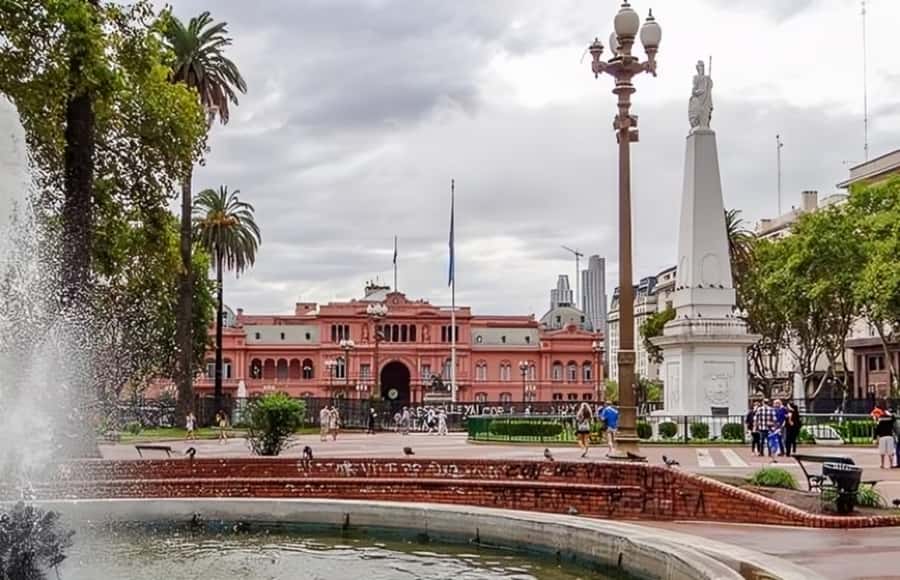 Buenos Aires : Highlights Walking Tour With A Guide - Starting at Plaza de Mayo and the Casa Rosada