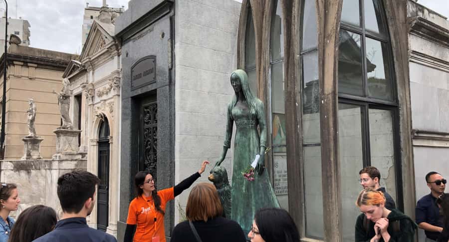 Buenos Aires: La Recoleta Cemetery Guided Tour in English - Mausoleums, presidents, and the cemetery’s visual drama