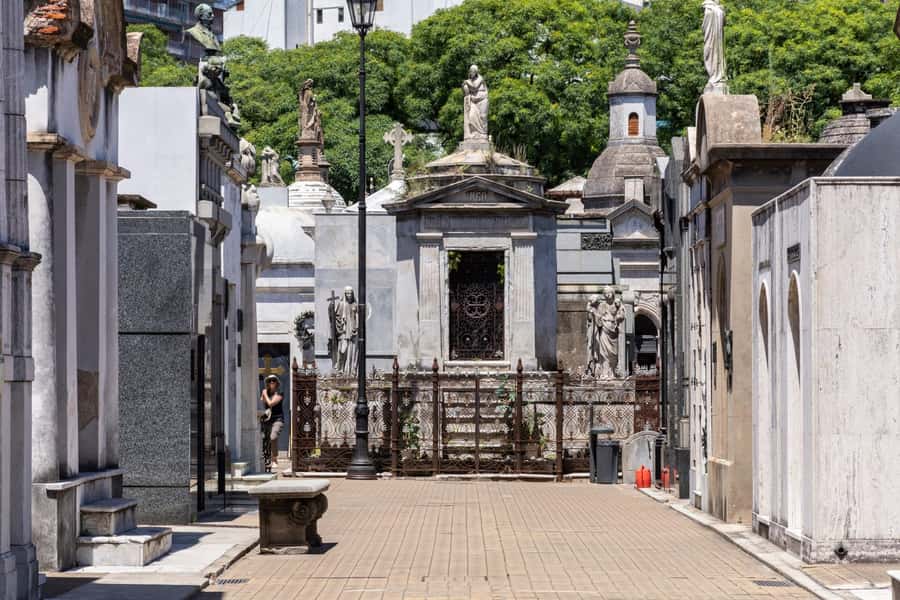 Buenos Aires: La Recoleta Cemetery Private Tour with Tickets - What the two-hour pace feels like