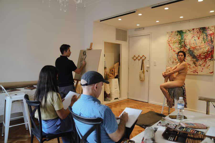 Buenos Aires: Live Model Drawing Class - Trying art materials without buying a full kit