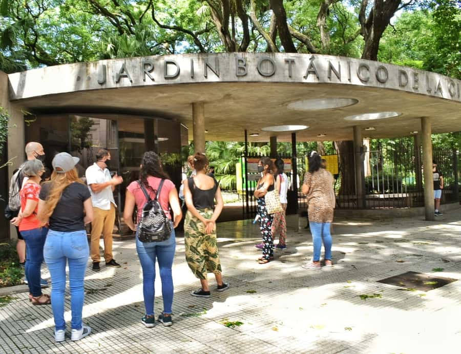 Buenos Aires: Palermo Soho Guided Walking Tour - Guide language and the importance of expectations