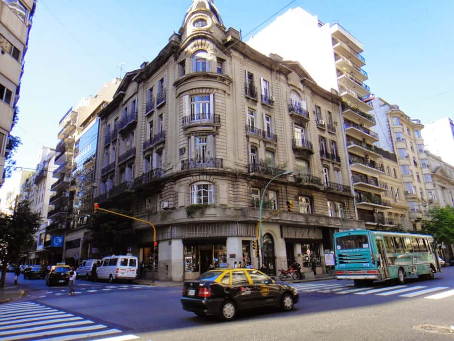 Buenos Aires: Recoleta Neighborhood Walking Tour - The guides make the difference