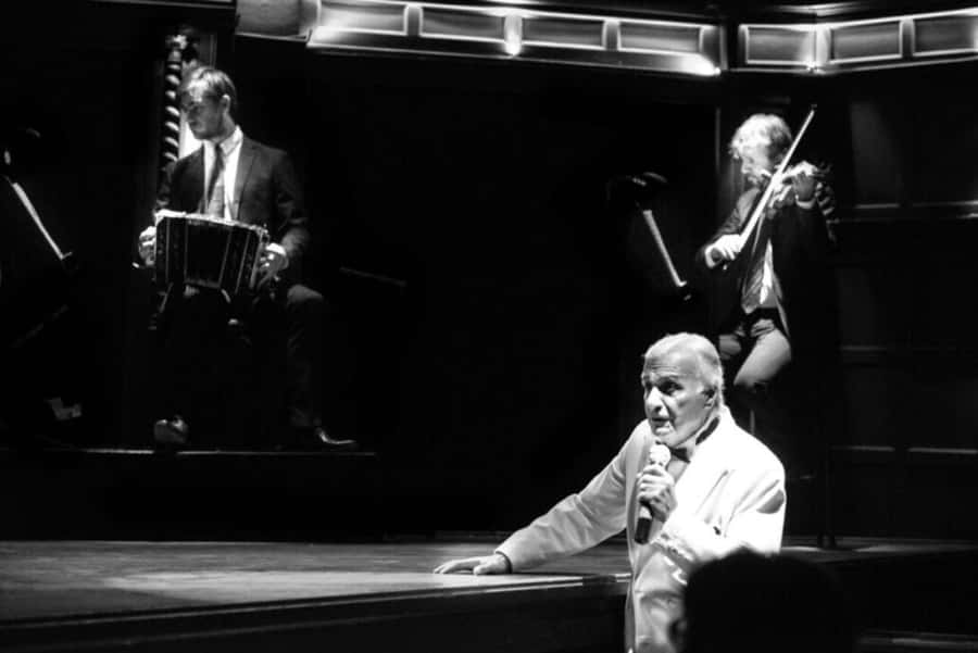 Buenos Aires Tango Show and Dinner in El Querandi - Six dancers and two singers on a compact stage