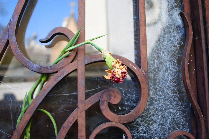 Chacarita Walking Tour - Spooky Cemetery, History & Pizza - Parque Los Andes and the weekend flea market