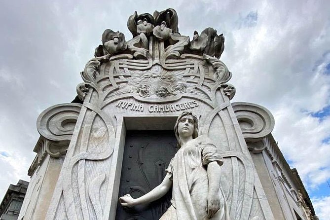 City of Angels: Walking Tour Recoleta - Skip the line - A quiet pause at the Basilica del Pilar