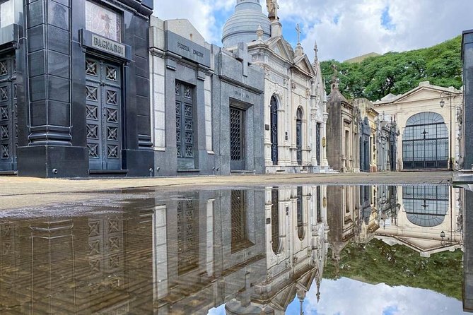 City of Angels: Walking Tour Recoleta - Skip the line - Ending beneath the Floralis Genérica
