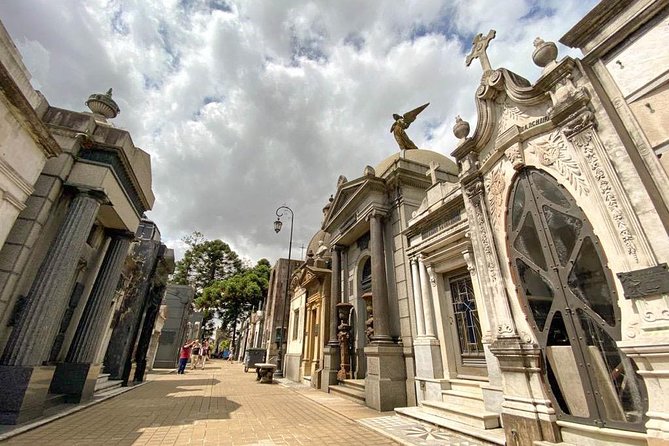 City of Angels: Walking Tour Recoleta - Skip the line - What the private format really adds