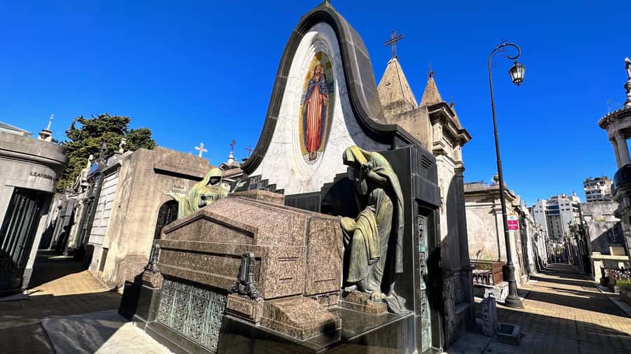 City of Angels: Walking Tour Recoleta - Skip the line - Who will enjoy this walk most