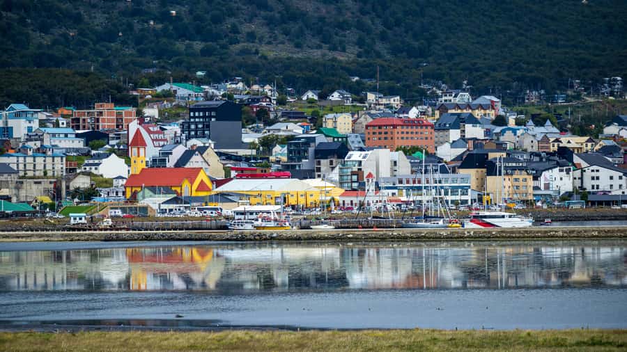City tour and Wine tasting - The Ushuaia sign and the best photo stops