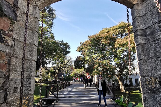Colonia Day Trip & Optional Private Transfers from Buenos Aires - Finding the guide in Colonia