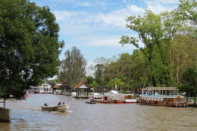 Delta Premium sailing tour and highlights of the Tigre city - for small groups - Puerto de Frutos: crafts, decoration, and local shopping