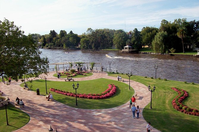 Delta Premium sailing tour and highlights of the Tigre city - for small groups - Paseo Victorica, rowing clubs, and riverside Tigre