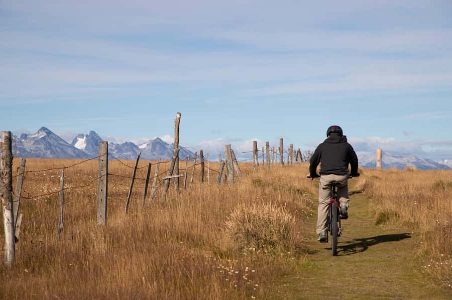 E-BIKE Urban Landscapes - Along Ushuaia Bay through the historic center