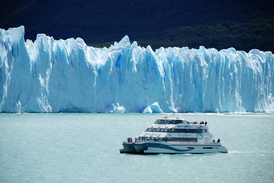 El Calafate: Glaciers Gourmet Experience - Full Day Cruise - Escuadra Bay and the condor nesting wall