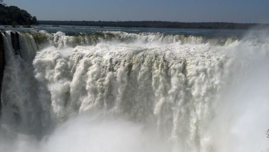From Foz do Iguaçu: Iguazú Falls Boat Ride Argentina - Border timing, crowds, and the value of a guide
