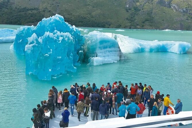 Glaciares Gourmet Premium Lounge boat Tour + El Calafate pick up - Spegazzini Glacier and Lunch on Board