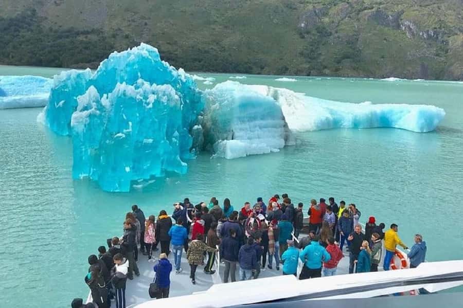GLACIERS GOURMET Perito Moreno Navigation Full service - Las Vacas Station and the guided hike