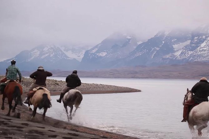 Horseback riding in Calafate - Riding from Bahía Redonda toward Punta Soberana