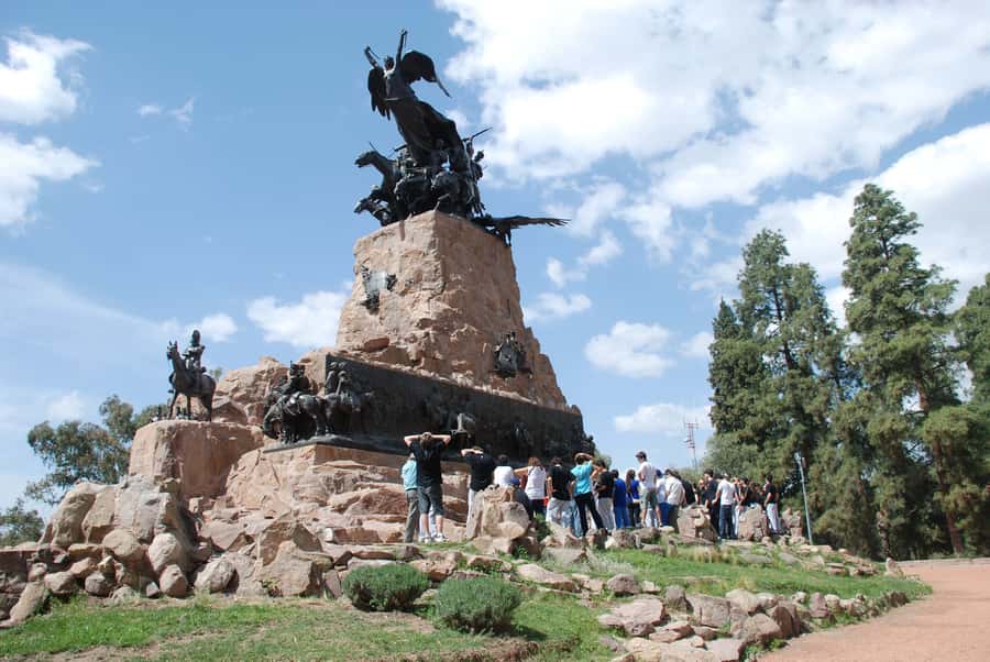 Mendoza: City tour with visit to General San Martin Park - Frank Romero Day Amphitheater and the National Harvest Festival
