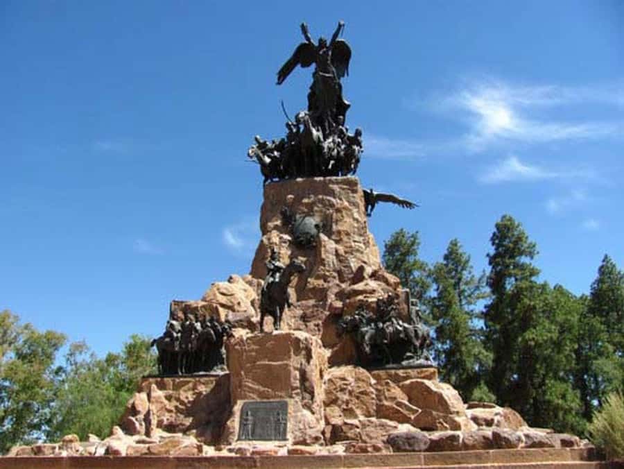 Mendoza: Half-Day Sightseeing City Tour - Aquarium, avenues, and the changing city center