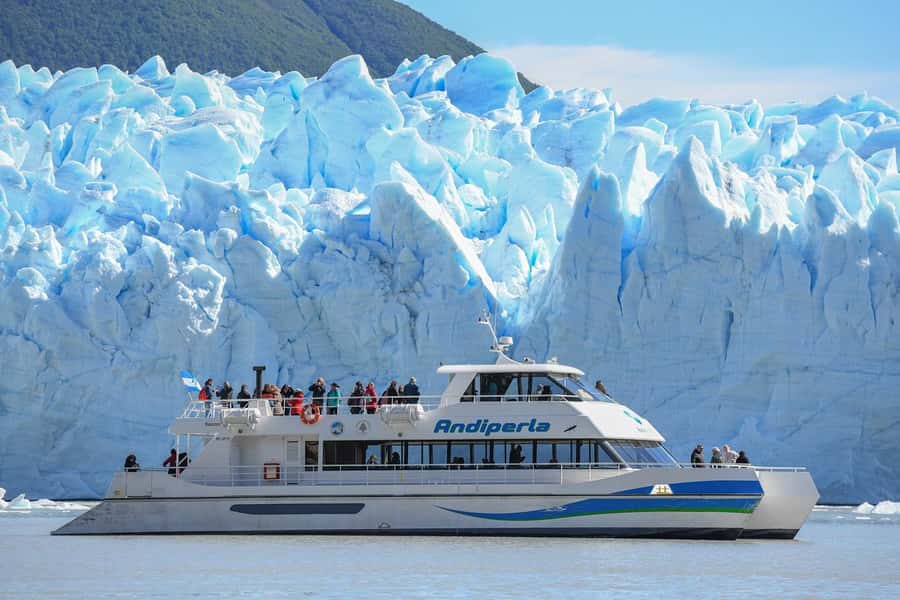 Nautical Safari: Navigate and feel the energy of the Perito Moreno Glacier. - The 400-meter pause at the glacier wall