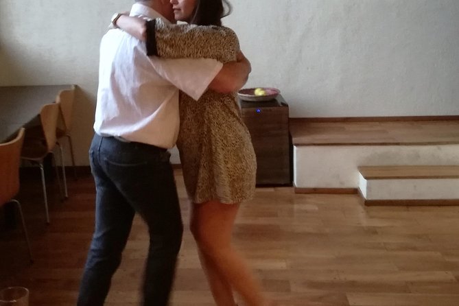 Private Argentine Cooking Class and Tango Lesson in Buenos Aires - The tango lesson: one hour of local instruction
