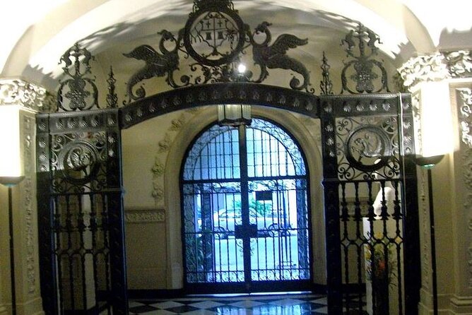 Private Tour: Historical Journey through Argentina's Struggles in the 20th Century - Recoleta Cemetery: finding Evita’s grave