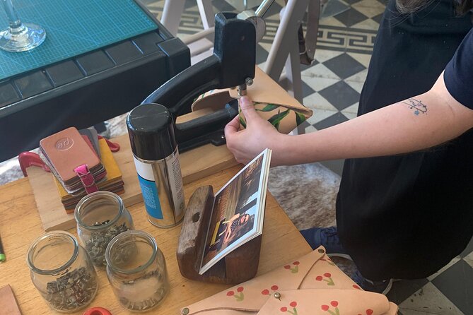 Put together a custom leather and tasting envelope - Building your passport envelope by hand