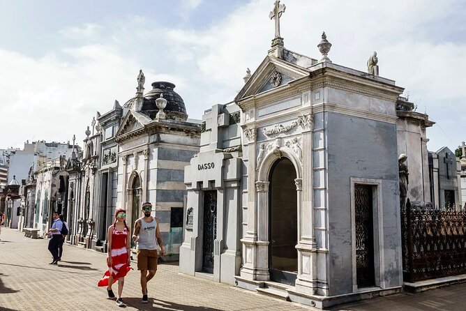 Recoleta & Cemetery for curious people - Starting at Rapa Nui and Plaza San Martín