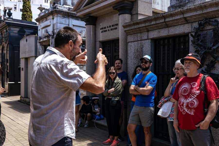 Recoleta Cemetery - Small Group Tour of History & Secrets - The first minutes inside the cemetery