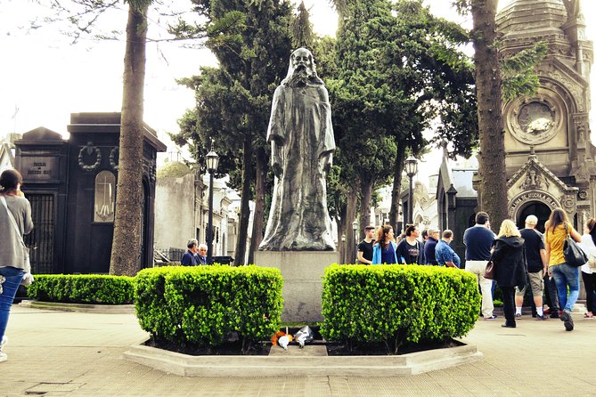 Recoleta Cemetery Tour in English - The first hour: mausoleums, legends, and family drama