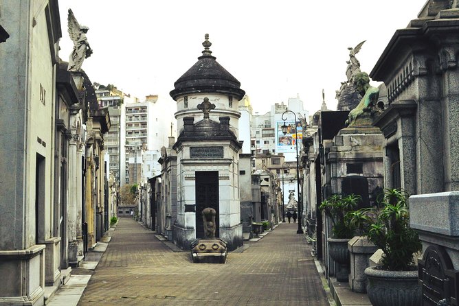 Recoleta Cemetery Tour in English - Meeting at Junín 1867 and getting started