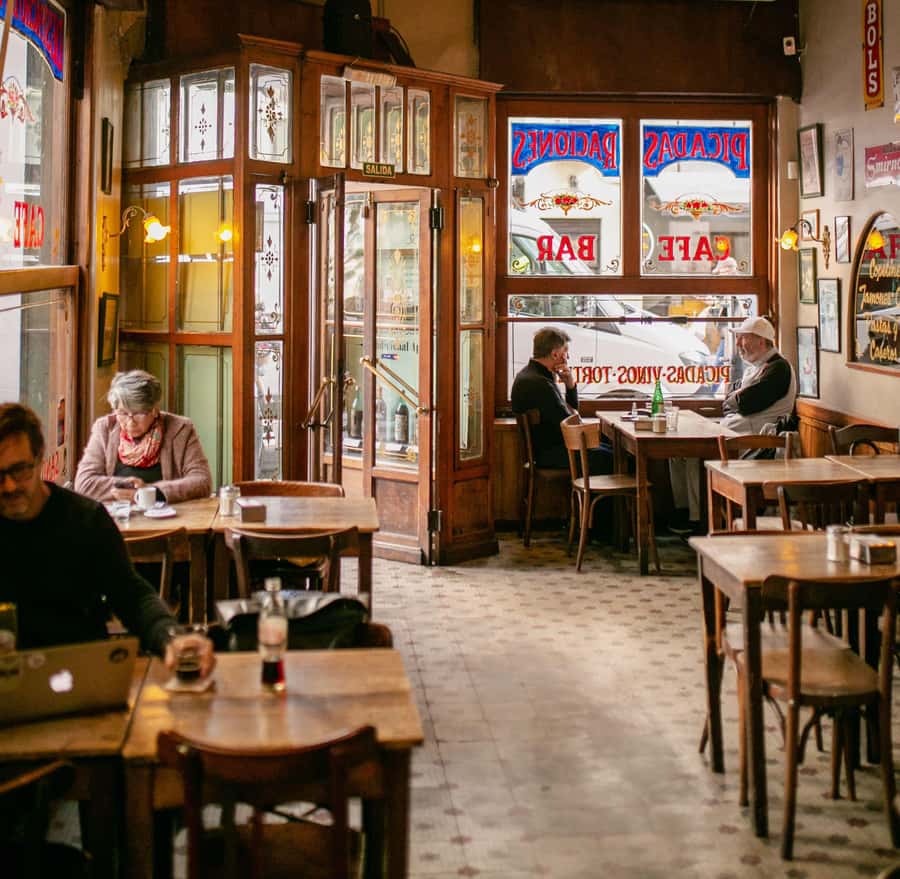 San Telmo: Historical Guided Tour with Street Food & Drinks - The cobblestone streets and stories of San Telmo