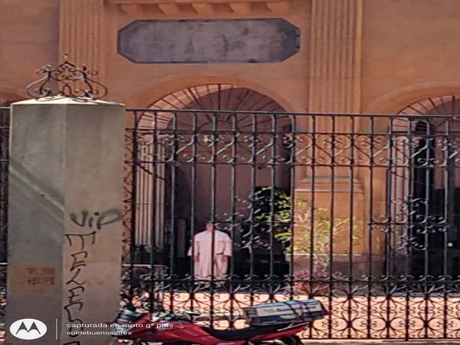 San Telmo Private Guided amazing Walking Tour - Plaza Dorrego and the sound of tango