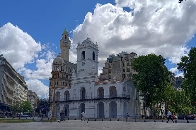 San Telmo Walking Tour and Wine Mini-Tasting for small groups - Casa Rosada and the city’s public face