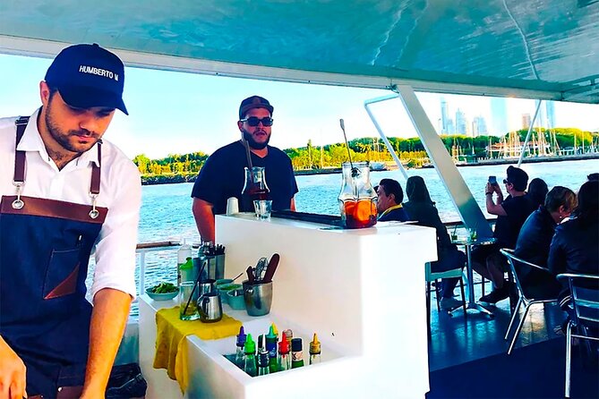 Sunset on the Río de la Plata: Navigation & Open Bar - An open bar that shapes the value