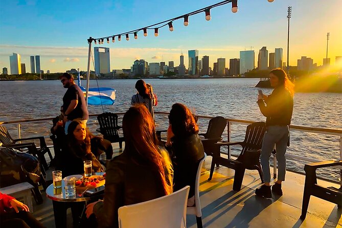 Sunset on the Río de la Plata: Navigation & Open Bar - What the overall experience delivers