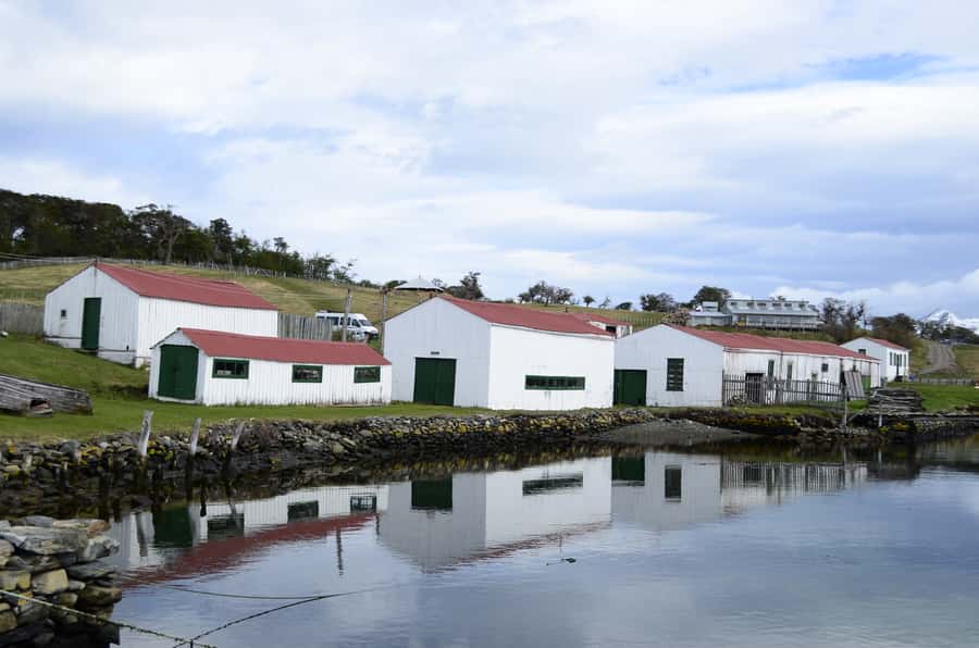 Ushuaia: Beagle Channel Boat Tour and Penguin Experience - Les Éclaireurs Lighthouse and the famous photo stop