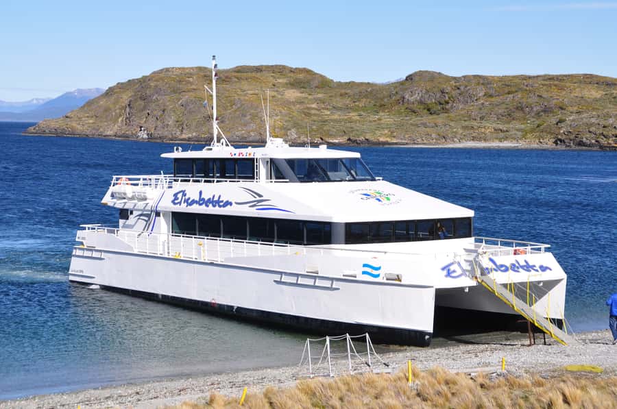 Ushuaia: Beagle Channel & Sea Wolves Island Catamaran Cruise - The return ride and Ushuaias mountain frame